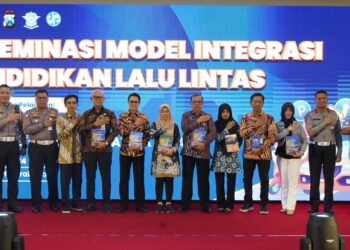Jasa Raharja dan Korlantas Polri Serahkan Buku Pendidikan Lalu Lintas Kepada Tenaga Pengajar di Jawa Timur