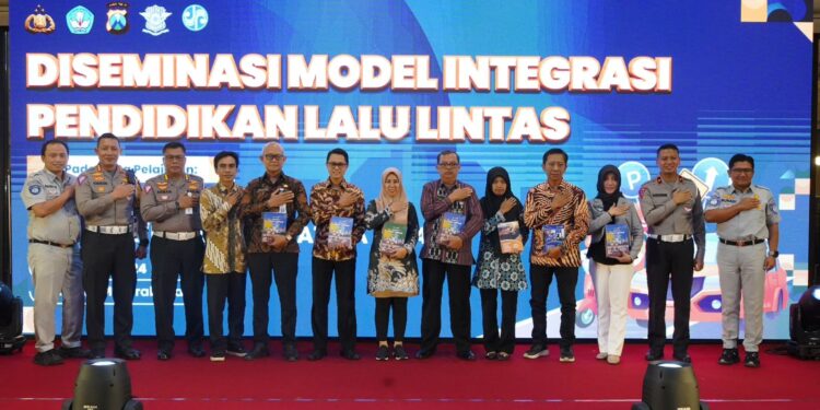 Jasa Raharja dan Korlantas Polri Serahkan Buku Pendidikan Lalu Lintas Kepada Tenaga Pengajar di Jawa Timur