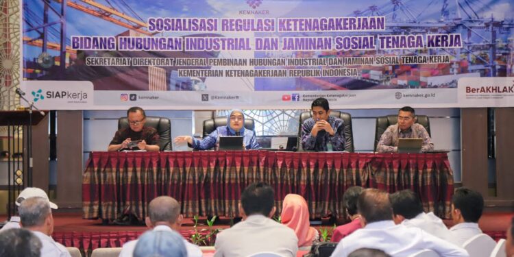 Kemnaker : Penataan National Logistics Ecosystem Harus Diimbangi Peningkatan Pelindungan Kerja Bagi Tenaga Kerja Bongkar Muat di Pelabuhan