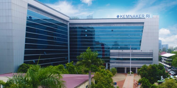 POLTEKNAKER Buka PMB 2024/2025 dan Siapkan Beasiswa Pendidikan 100% Bagi yang Lolos Seleksi