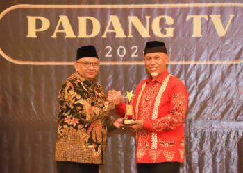 Wamenaker di Anugerahi sebagai Tokoh Minang Nasional Peduli Sumber Daya Manusia
