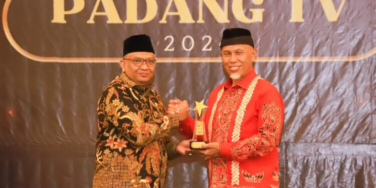 Wamenaker di Anugerahi sebagai Tokoh Minang Nasional Peduli Sumber Daya Manusia