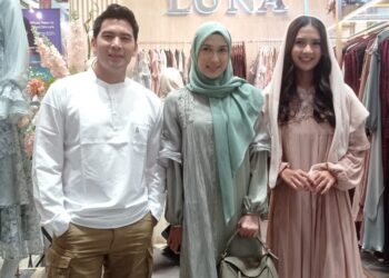 Jelang Lebaran, Ridho Ilahi Belikan Baju Muslim Untuk Orang Spesial