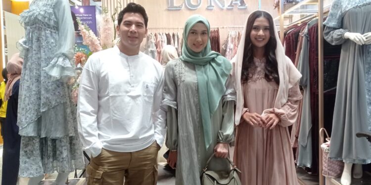 Jelang Lebaran, Ridho Ilahi Belikan Baju Muslim Untuk Orang Spesial