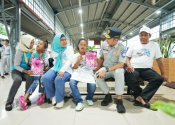 Direktur Keuangan Jasa Raharja Lepas Keberangkatkan Disabilitas Peserta Mudik Gratis di Stasiun Senen