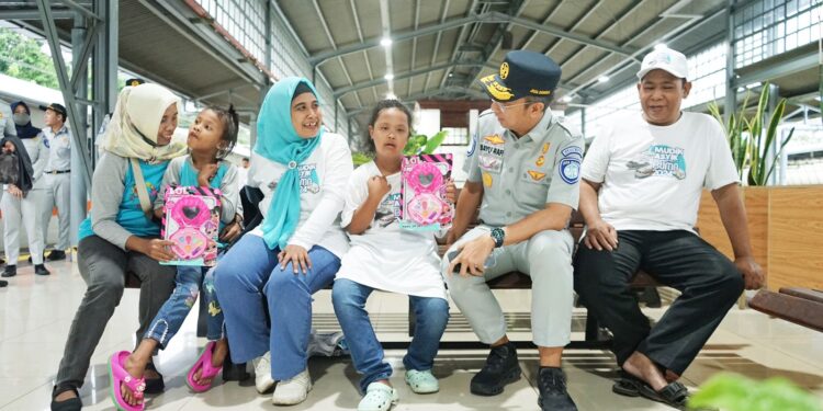 Direktur Keuangan Jasa Raharja Lepas Keberangkatkan Disabilitas Peserta Mudik Gratis di Stasiun Senen