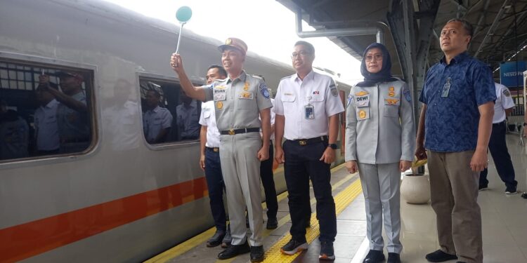 Dirut Jasa Raharja Lepas Keberangkatan Mudik Gratis di Stasiun Senen