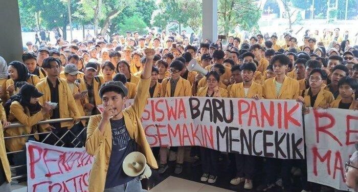 DPR Usulkan Pembayaran Biaya UKT Mahasiswa Bisa Dicicil 1 Biaya UKT