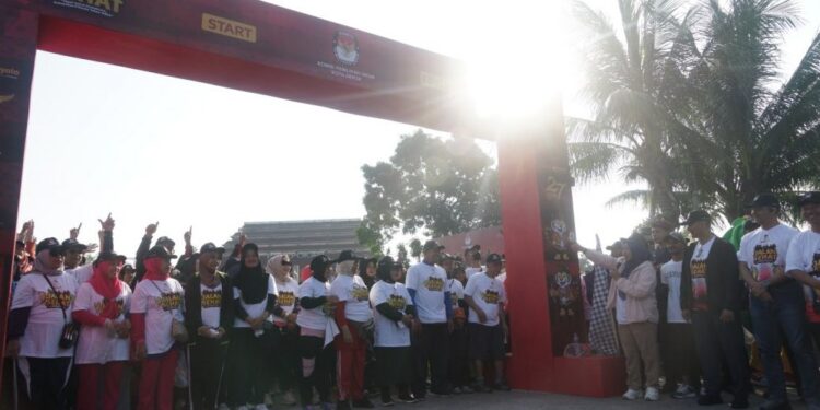 KPU Depok Bagikan Doorprize di Jalan Sehat 1 KPU Kota Depok