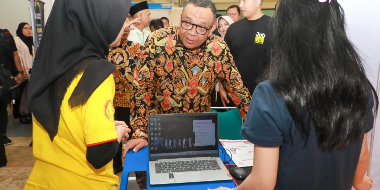Wamenaker Buka Job Fair di Solo, Sediakan 2500 Lowongan Kerja 1 Wamenaker Buka Job Fair di Solo, Sediakan 2500 Lowongan Kerja