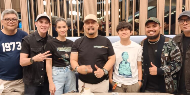 Film "Kang Mak from Pee Mak" Tembus 2,6 Juta Penonton, Ini Janji Rigen Rakelna dan Indra Jegel 1 Film “Kang Mak from Pee Mak” Tembus 2,6 Juta Penonton, Ini Janji Rigen Rakelna dan Indra Jegel