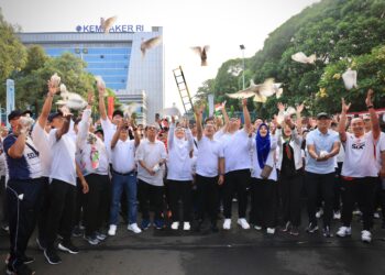 Peringati HUT RI ke-79 dan HUT Kemnaker ke-77, Gelar Jalan Sehat Bertema ‘Berbakti untuk Negeri Bangun Prestasi’
