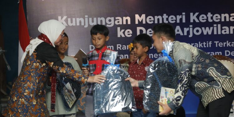 Menaker Ida Kunjungi Desa Arjowilangun di Malang, Sosialisasikan Program Desa Migran Produktif 1 Menaker Ida Kunjungi Desa Arjowilangun di Malang, Sosialisasikan Program Desa Migran Produktif