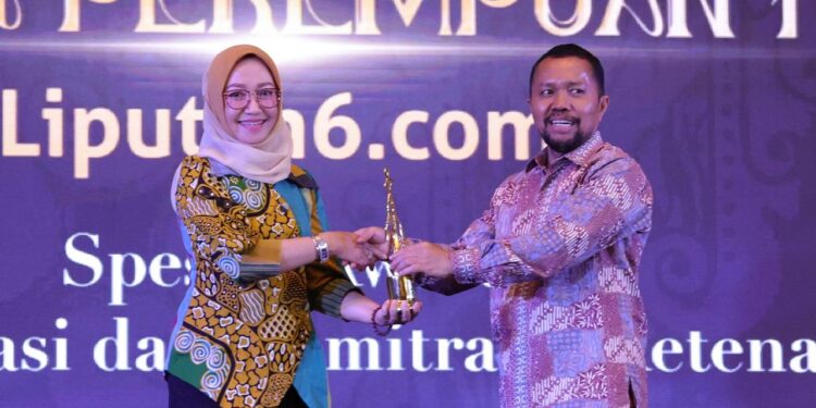 Menaker Ida Mendapat Penghargaan Pioner Transformasi dan Kemitraan Ketenagakerjaan