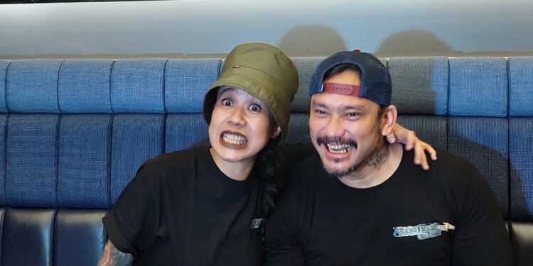 Tora Sudiro dan TJ Ruth Rayakan Kesuksesan Film ‘Kang Mak from Pee Mak’ dengan Teman Tuli