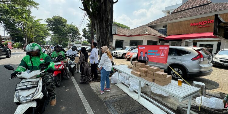 Bersinergi dengan UMKM, Relawan Berkah Ridwan Kamil-Suswono Bagikan Makanan Gratis di Jakarta