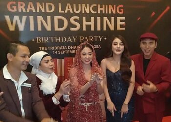 Windi Yanti Persembahkan Gaun Mewah untuk Dewi Perssik di Grand Launching Windshine