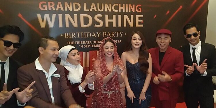 Windi Yanti Persembahkan Gaun Mewah untuk Dewi Perssik di Grand Launching Windshine 1 Windi Yanti Persembahkan Gaun Mewah untuk Dewi Perssik di Grand Launching Windshine