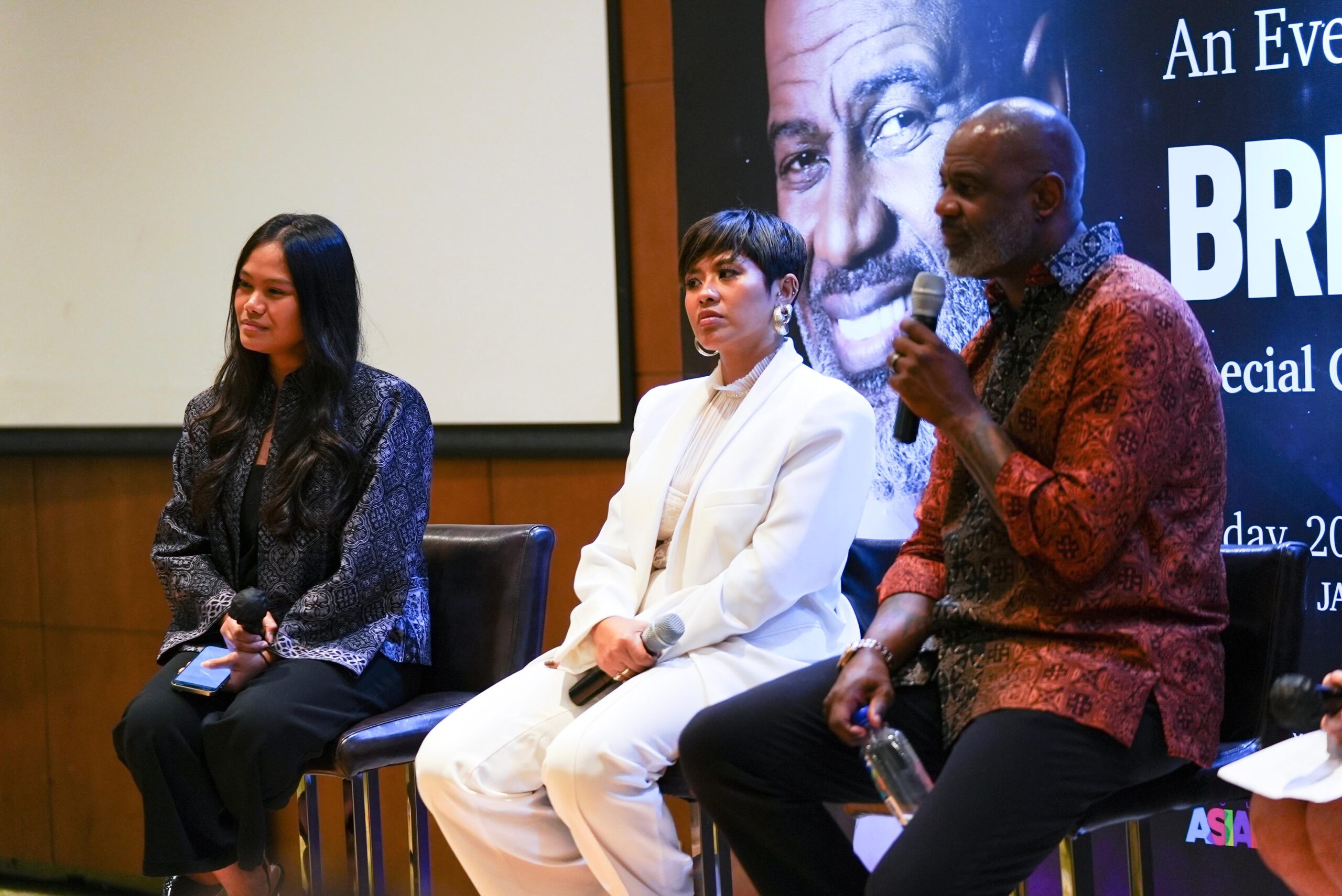 IMG 20240921 WA0021 scaled - Brian McKnight Siap Hadirkan Konser Spesial di Surabaya, Kenakan Batik sebagai Bentuk Apresiasi Budaya Indonesia