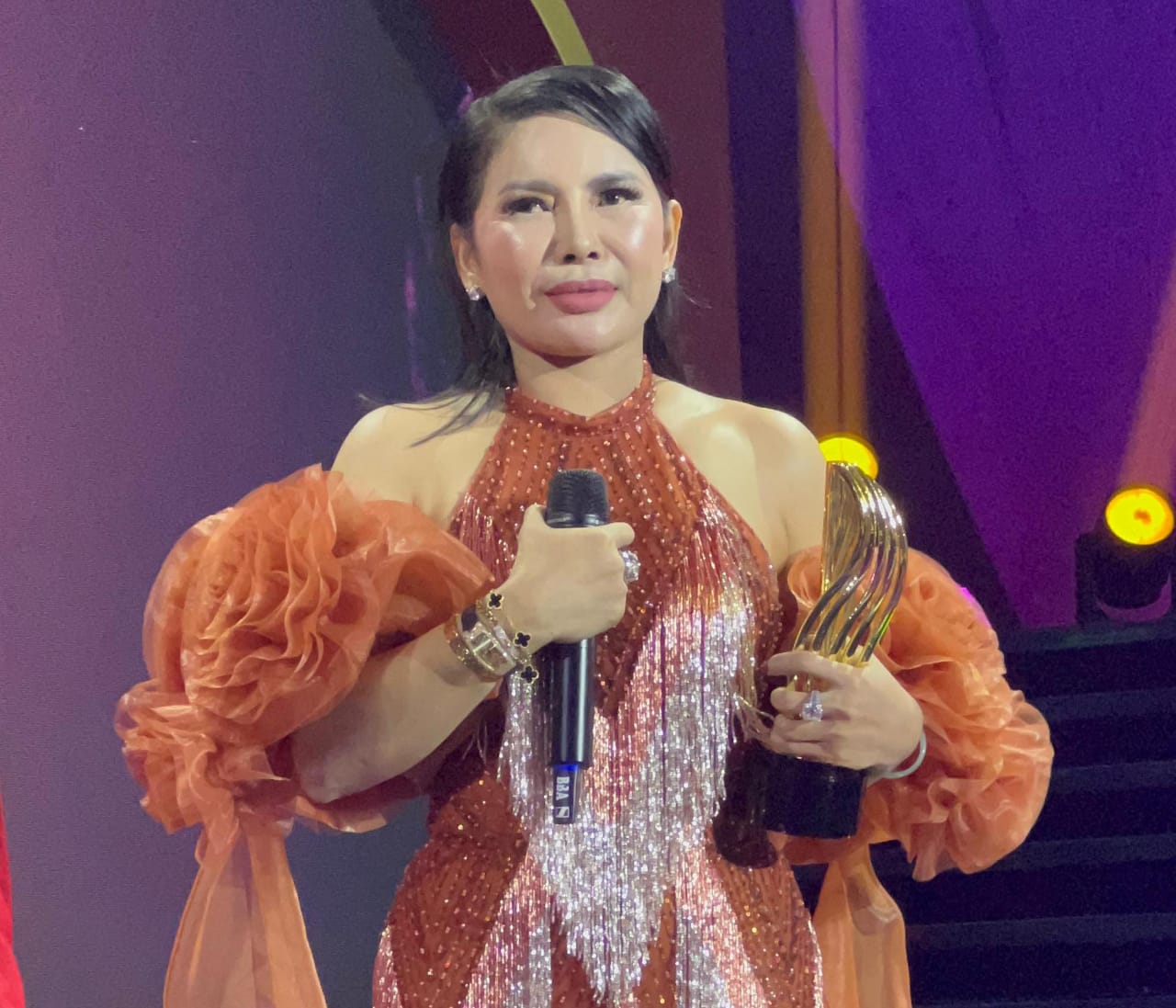 Raih Penghargaan Favorite Beauty and Fashion Enthusiast, Uci Flowdea Ungkap Rahasia Awet Muda 2 IMG 20240926 WA0015 - Raih Penghargaan Favorite Beauty and Fashion Enthusiast, Uci Flowdea Ungkap Rahasia Awet Muda