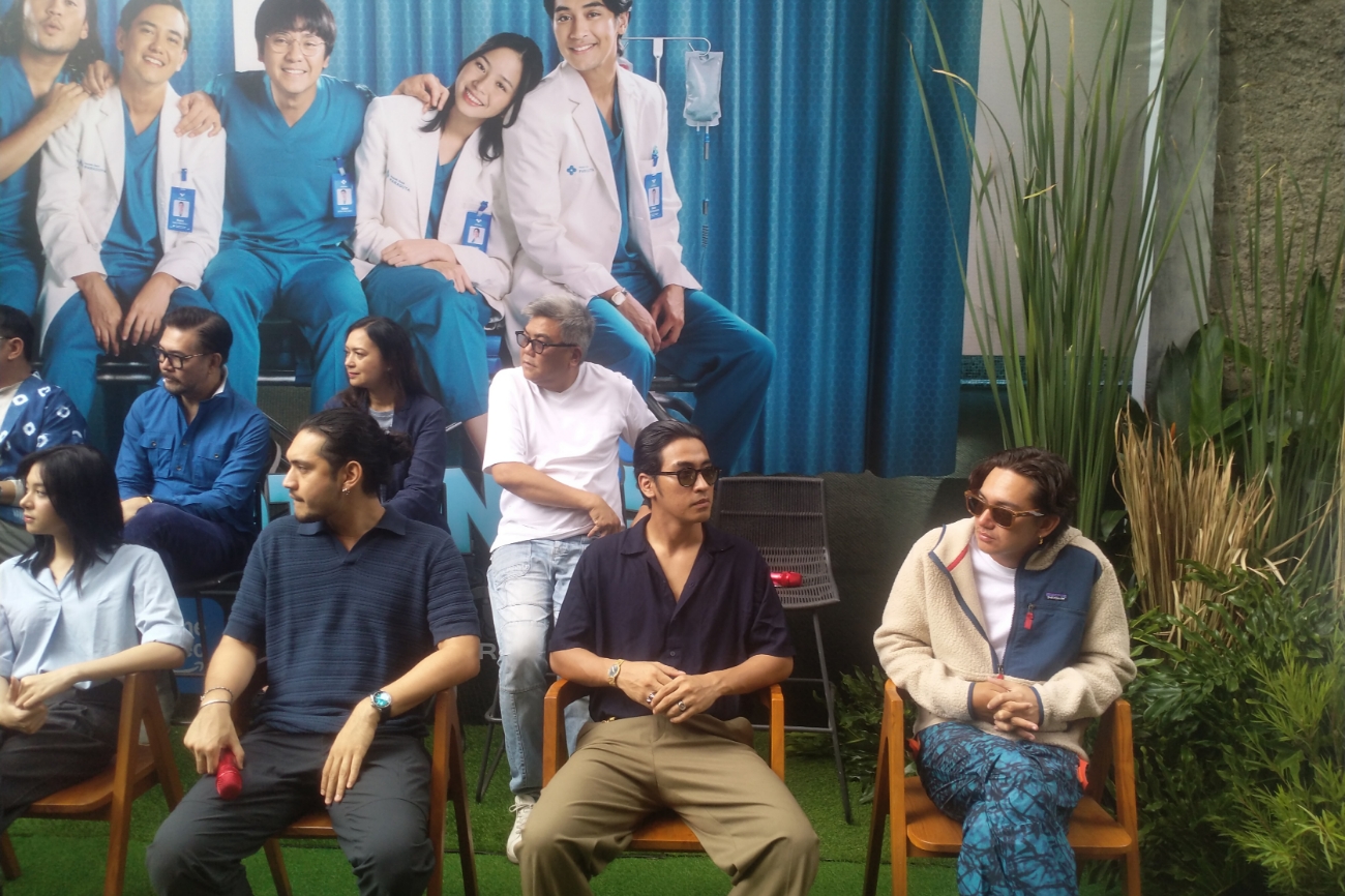 Picsart 24 09 24 18 18 13 813 - Adipati Dolken, Zee, dan Ferry Salim Ungkap Pengalaman Syuting "Sekotengs" yang Tayang Eksklusif di Prime Video