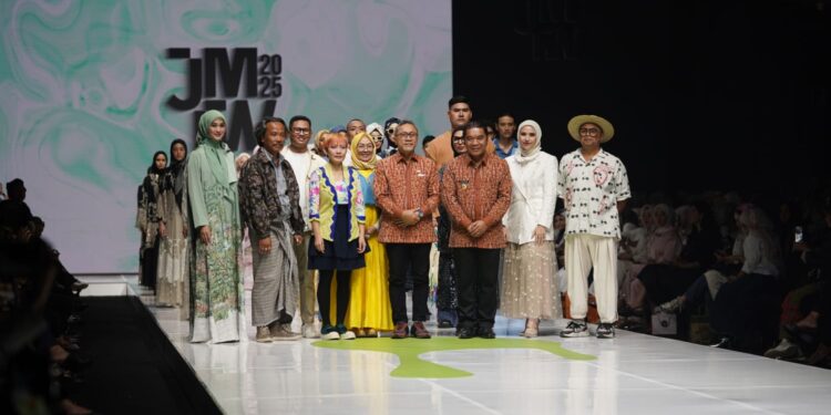 Buka JMFW 2025, Mendag Zulkifli Hasan: Modest Fashion Salah Satu Lokomotif Pertumbuhan Ekonomi Nasional 1 Buka JMFW 2025, Mendag Zulkifli Hasan: Modest Fashion Salah Satu Lokomotif Pertumbuhan Ekonomi Nasional
