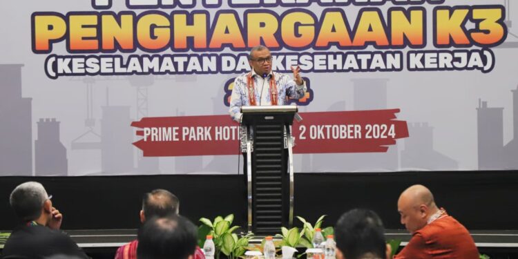 Wamenaker Hadiri Penyerahan Penghargaan K3 Tahun 2024, Kemnaker Minta Perusahaan Mikro dan Kecil Inisiasi Budaya K3 1 Wamenaker Hadiri Penyerahan Penghargaan K3 Tahun 2024, Kemnaker Minta Perusahaan Mikro dan Kecil Inisiasi Budaya K3