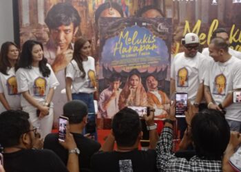 Atiqah Hasiholan Dituntut Nari di Film ‘Melukis Harapan di Langit India’