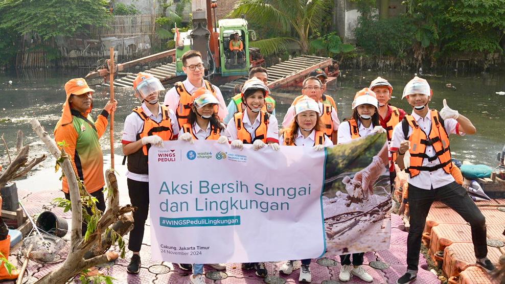 Peringati Hari Kesehatan Nasional, Yayasan WINGS Peduli Lanjutkan #PilahDariSekarang melalui Program Lingkungan dan Kesehatan 2 Karyawan Aksi Bersih Kali Cakung1 - Peringati Hari Kesehatan Nasional, Yayasan WINGS Peduli Lanjutkan #PilahDariSekarang melalui Program Lingkungan dan Kesehatan