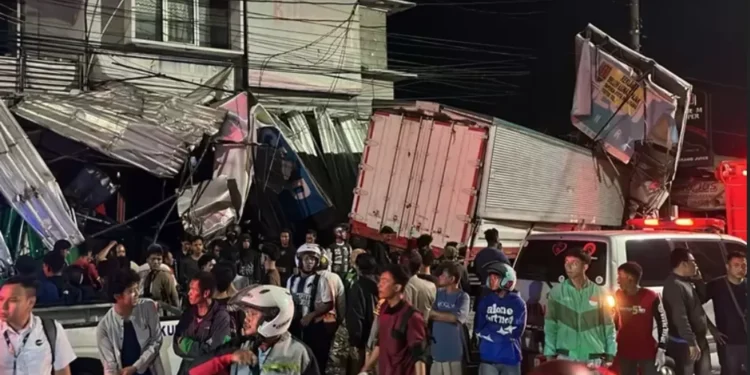 Truk Rem Blong Makan Korban Lagi: Kecelakaan Maut di Turunan Silayur Semarang 1 kecelakaan