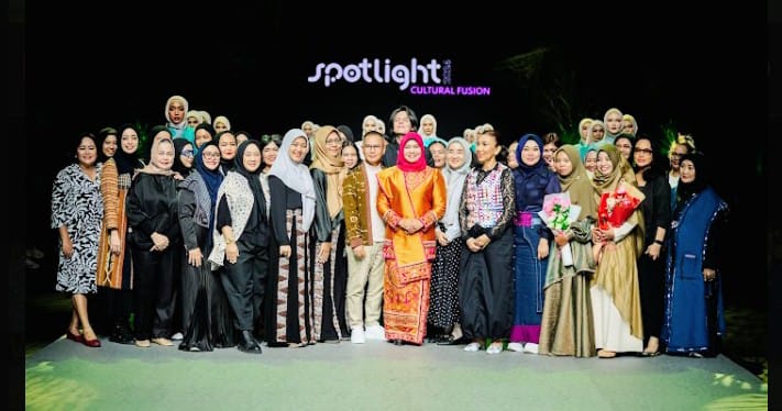 2cce6893 2a03 4305 a2a4 71a953c54d83 - Usung Tema Cultural Fusion, SPOTLIGHT Indonesia 2024 Tampilkan Keindahan Fesyen Kontemporer Nusantara