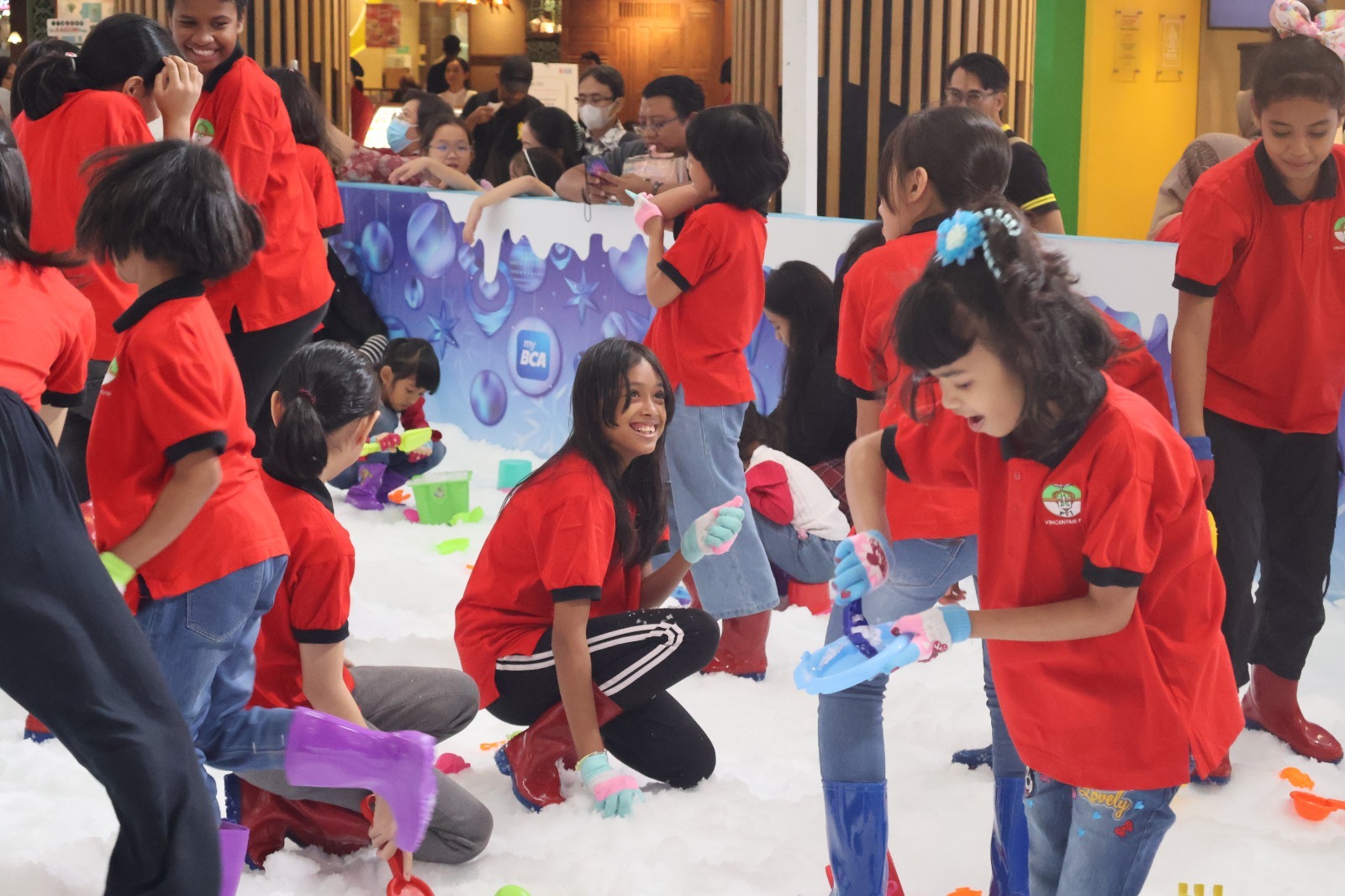 8cf954b7 d7c6 4889 bee1 fc0cae637151 - It’s Christmas Time! Mal Ciputra Jakarta Rayakan Natal Bersama Anak-Anak Panti Asuhan di Snow Playground dengan Suguhan Christmas Show