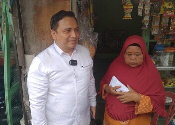 Tangis Haru Sariyah, Istri Pertama Pak Tarno, Saat Terima Bantuan dari Gus Miftah 3 Tangis Haru Sariyah, Istri Pertama Pak Tarno, Saat Terima Bantuan dari Gus Miftah