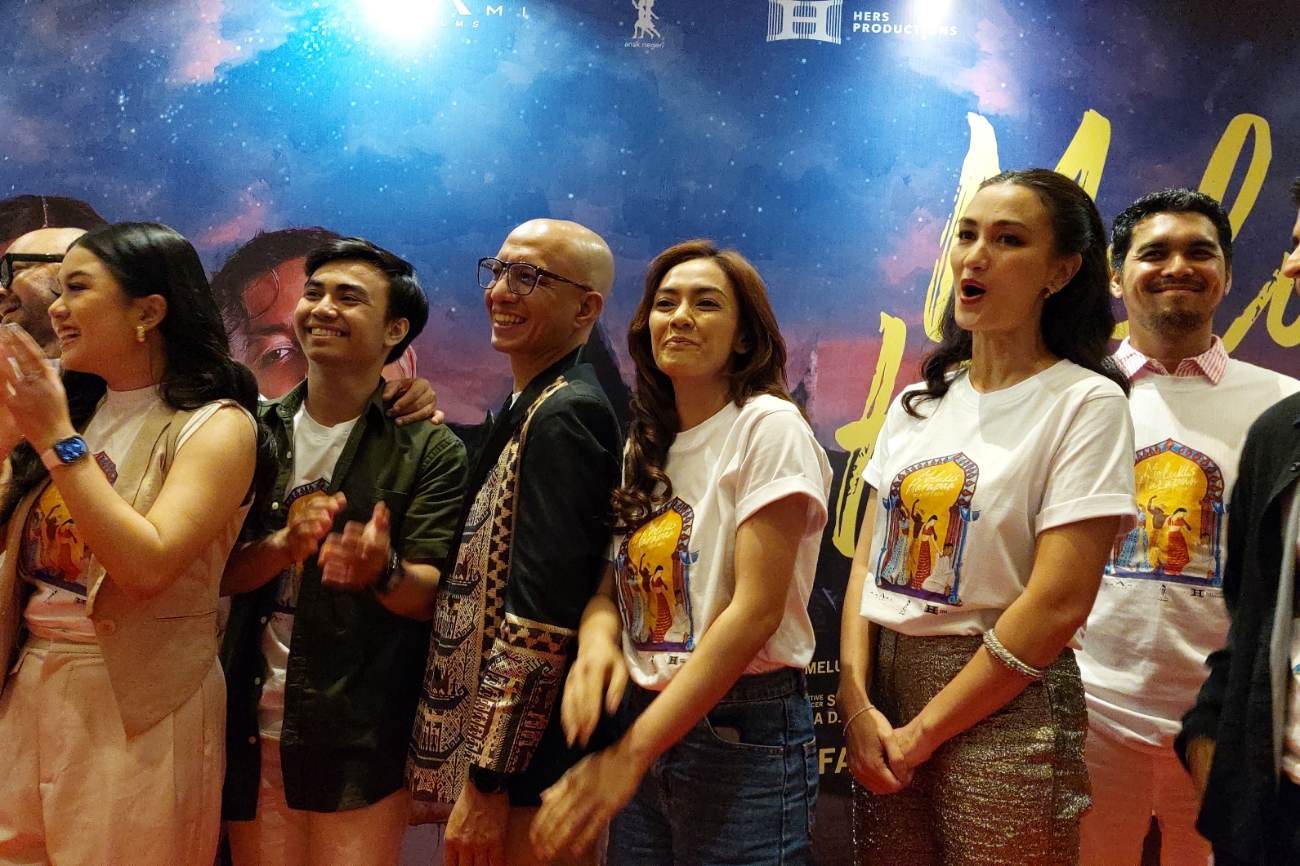 Picsart 24 12 11 10 05 58 477 - Demi Film Melukis Harapan di Langit India, Masayu Anastasia Rela Berdesakan Dengan Penggemar Amitabh Bachchan