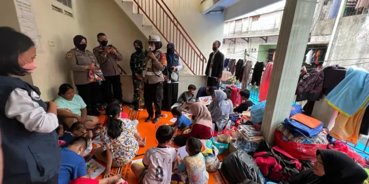 Polwan Berikan Trauma Healing untuk Anak-Anak Korban Kebakaran di Kemayoran 1 trauma healing