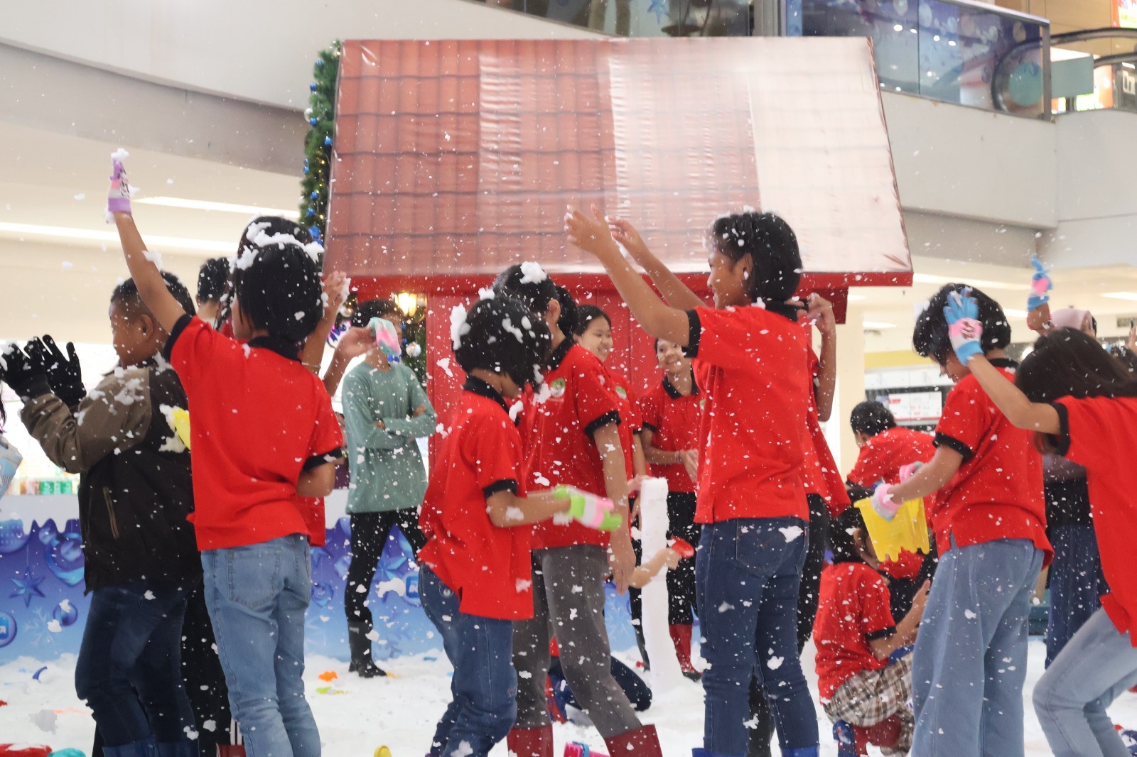 It’s Christmas Time! Mal Ciputra Jakarta Rayakan Natal Bersama Anak-Anak Panti Asuhan di Snow Playground dengan Suguhan Christmas Show 4 d00cf4c0 9d68 4edb bca6 8b8223a4ab49 - It’s Christmas Time! Mal Ciputra Jakarta Rayakan Natal Bersama Anak-Anak Panti Asuhan di Snow Playground dengan Suguhan Christmas Show