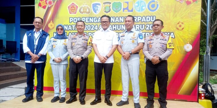 Dirut Jasa Raharja Bersama Wamen BUMN dan Kakorlantas Polri Pantau Arus Mudik Nataru dari Command Center KM 29 Tol Jakarta-Cikampek