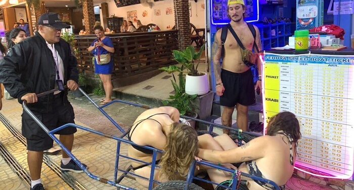 Viral: Polisi Thailand Antar Dua Turis Mabuk Pakai Troli ke Hotel 1 viral