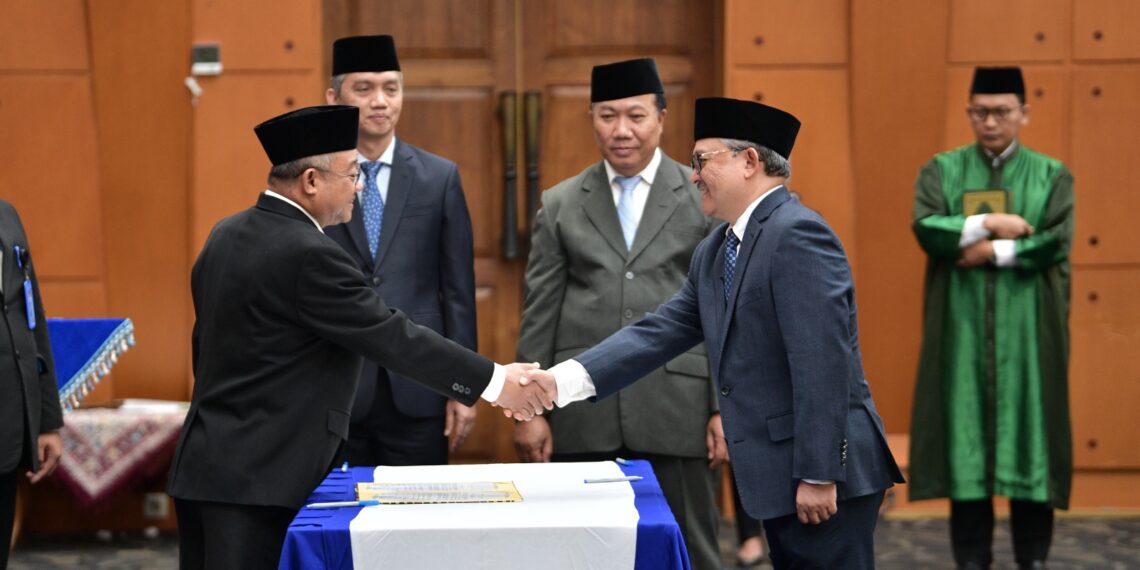 E. Aminudin Aziz Resmi Pimpin Perpustakaan Nasional: Fokus pada Literasi dan Inovasi 1 E. Aminudin Aziz Resmi Pimpin Perpustakaan Nasional: Fokus pada Literasi dan Inovasi
