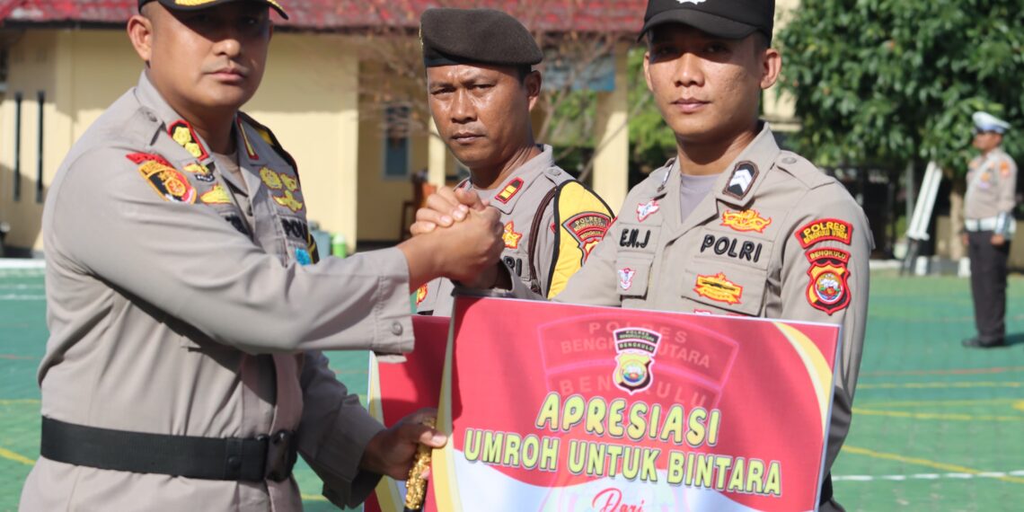 Akhiri Masa Tugasnya, Kapolres Bengkulu Utara Beri Hadiah Umroh Presisi Kepada 3 Anggota Berprestasi 1 Akhiri Masa Tugasnya, Kapolres Bengkulu Utara Beri Hadiah Umroh Presisi Kepada 3 Anggota Berprestasi