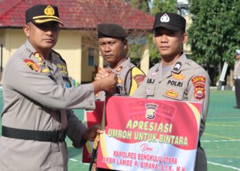 Akhiri Masa Tugasnya, Kapolres Bengkulu Utara Beri Hadiah Umroh Presisi Kepada 3 Anggota Berprestasi 