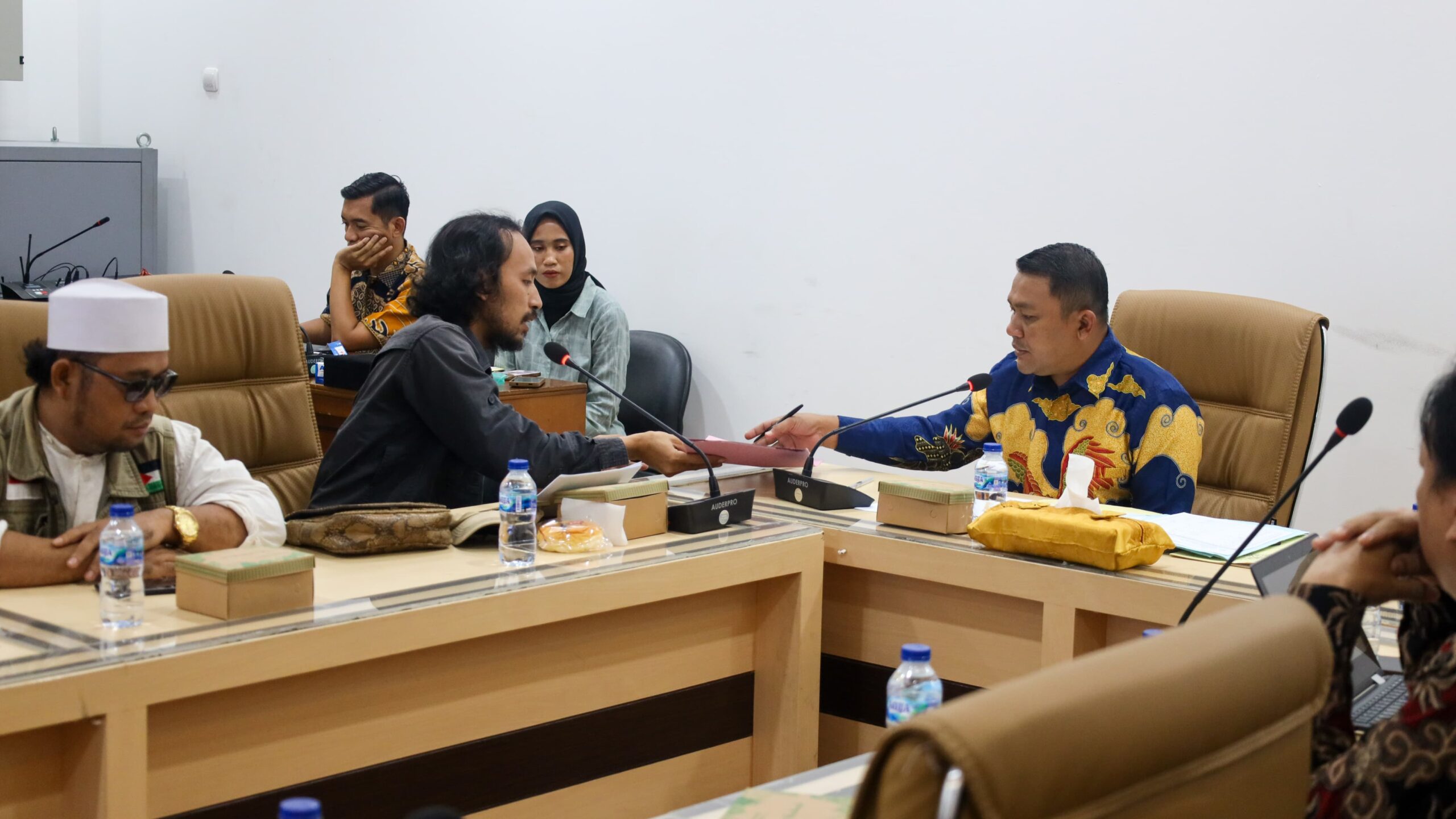 dprd banten 2 scaled - Respon Aduan Warga Mekarsari terkait Tambang Ilegal, DPRD Banten Siap Turun ke Lapangan