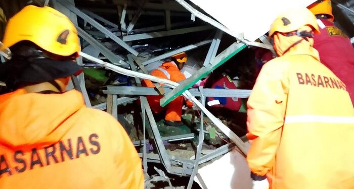 Longsor Terjang 5 Rumah di Batam, 4 Orang Hilang 1 longsor