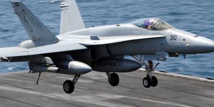 Jet Tempur Militer AS Jatuh di Pelabuhan San Diego, Kedua Pilot Selamat 1 jet