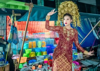 Putri Widhiasari Kusumaningtyas, Gadis Cantik yang Memperkenalkan Budaya Indonesia Lewat Aksi Catwalk di Pasar 1 Putri Widhiasari Kusumaningtyas, Gadis Cantik yang Memperkenalkan Budaya Indonesia Lewat Aksi Catwalk di Pasar