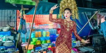 Putri Widhiasari Kusumaningtyas, Gadis Cantik yang Memperkenalkan Budaya Indonesia Lewat Aksi Catwalk di Pasar