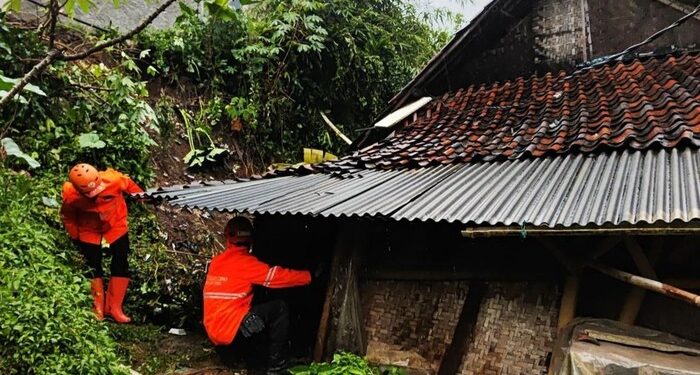 Tebing Longsor di Desa Cibedug, Bogor, Sebabkan Kerusakan Rumah Warga 1 longsor