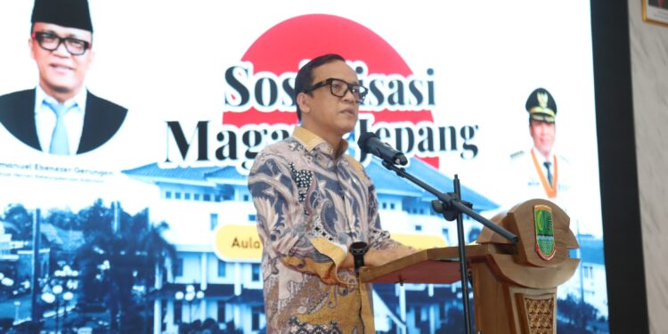 Wamenaker Minta Warga Karawang Manfaatkan Peluang Magang Ke Jepang