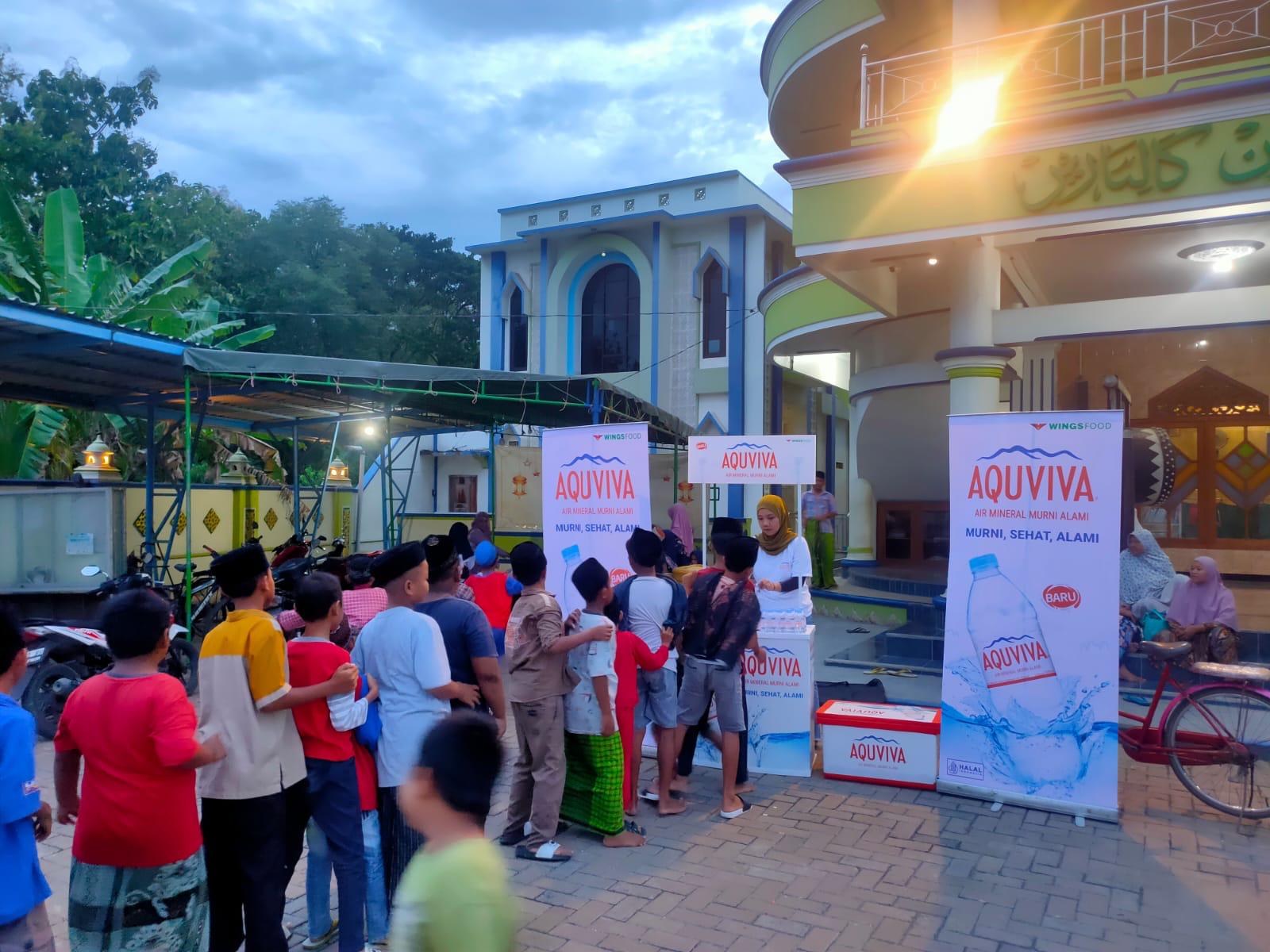 Antrean kecil penuh senyum menanti seteguk kesejukkan dari AQUVIVA di tengah hangatnya Ramadan - AQUVIVA Hadirkan Kesejukkan Ramadan, Bagikan 450.000 Air Mineral untuk Berbuka Puasa di Seluruh Indonesia