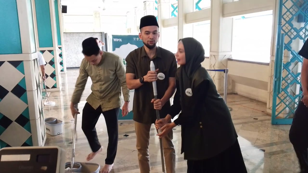 Puncak Program 'Gerakan Masjid Bersih 2025' di Jakarta, Teuku Wisnu dan Shireen Sungkar Ikut Ngepel 2 IMG 20250319 WA0004 - Puncak Program 'Gerakan Masjid Bersih 2025' di Jakarta, Teuku Wisnu dan Shireen Sungkar Ikut Ngepel